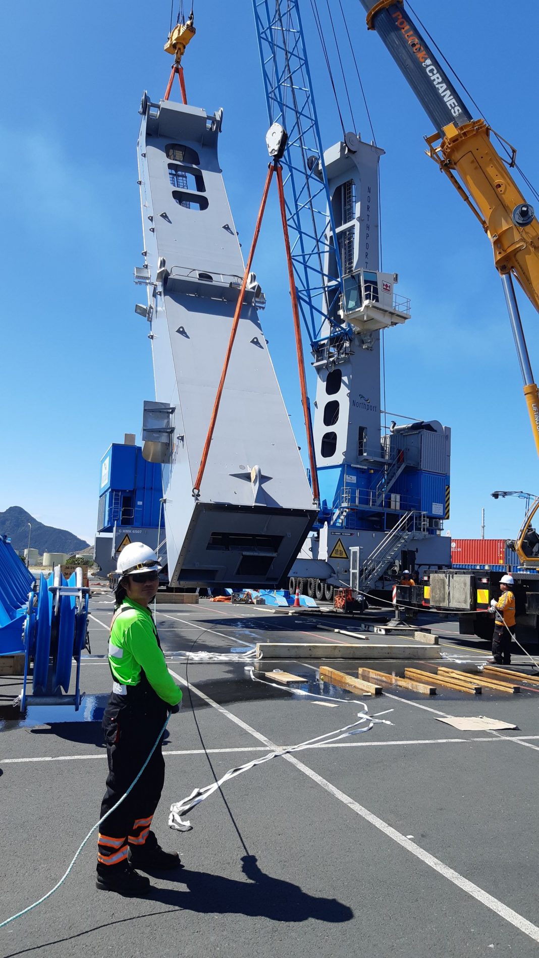 Machine Technology Helps Set Up Mobile Harbor Crane in New Zealand