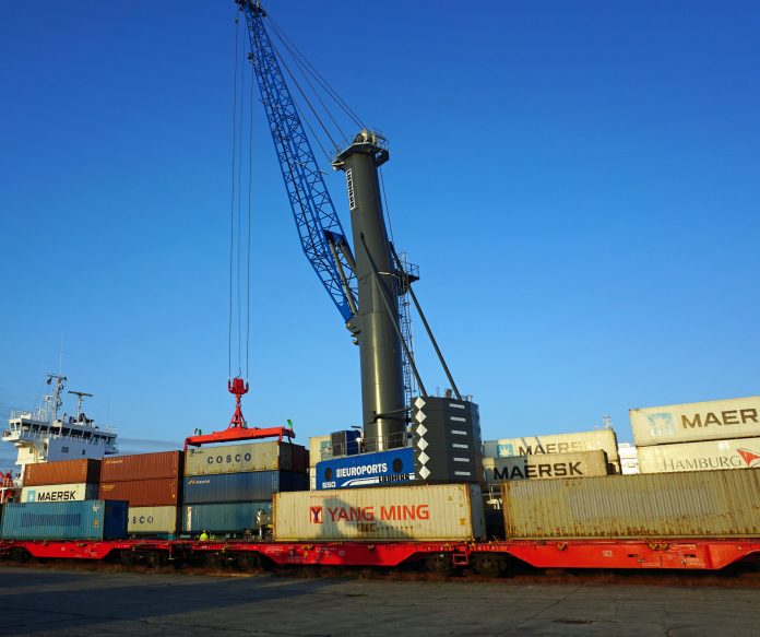 The first containers of the New Silk Road have been loaded in the Port of Rostock. EUROPORTS Germany used their recently acquired Liebherr LHM 550 mobil