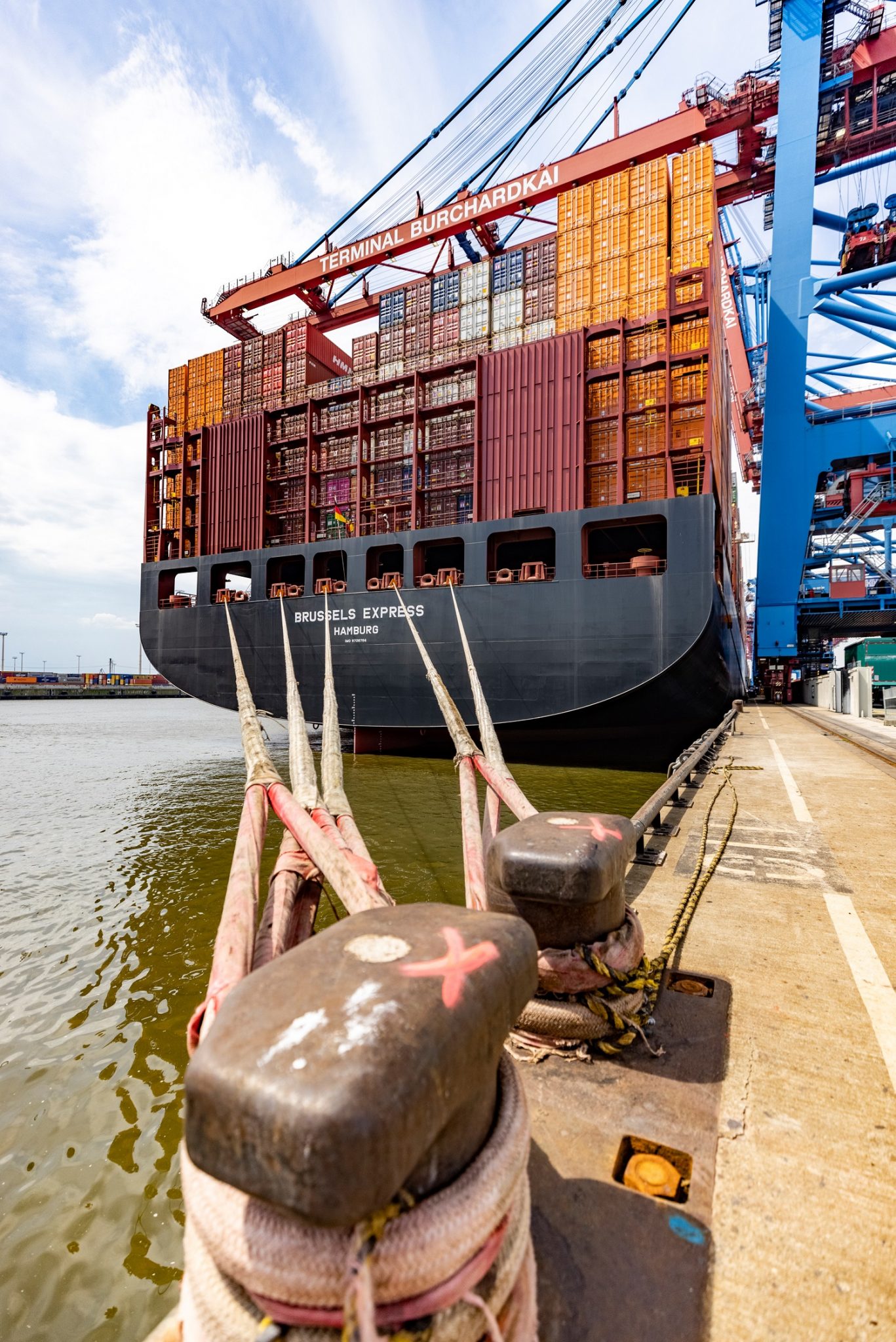 World’s first large container ship converted to LNG to arrive in Hamburg