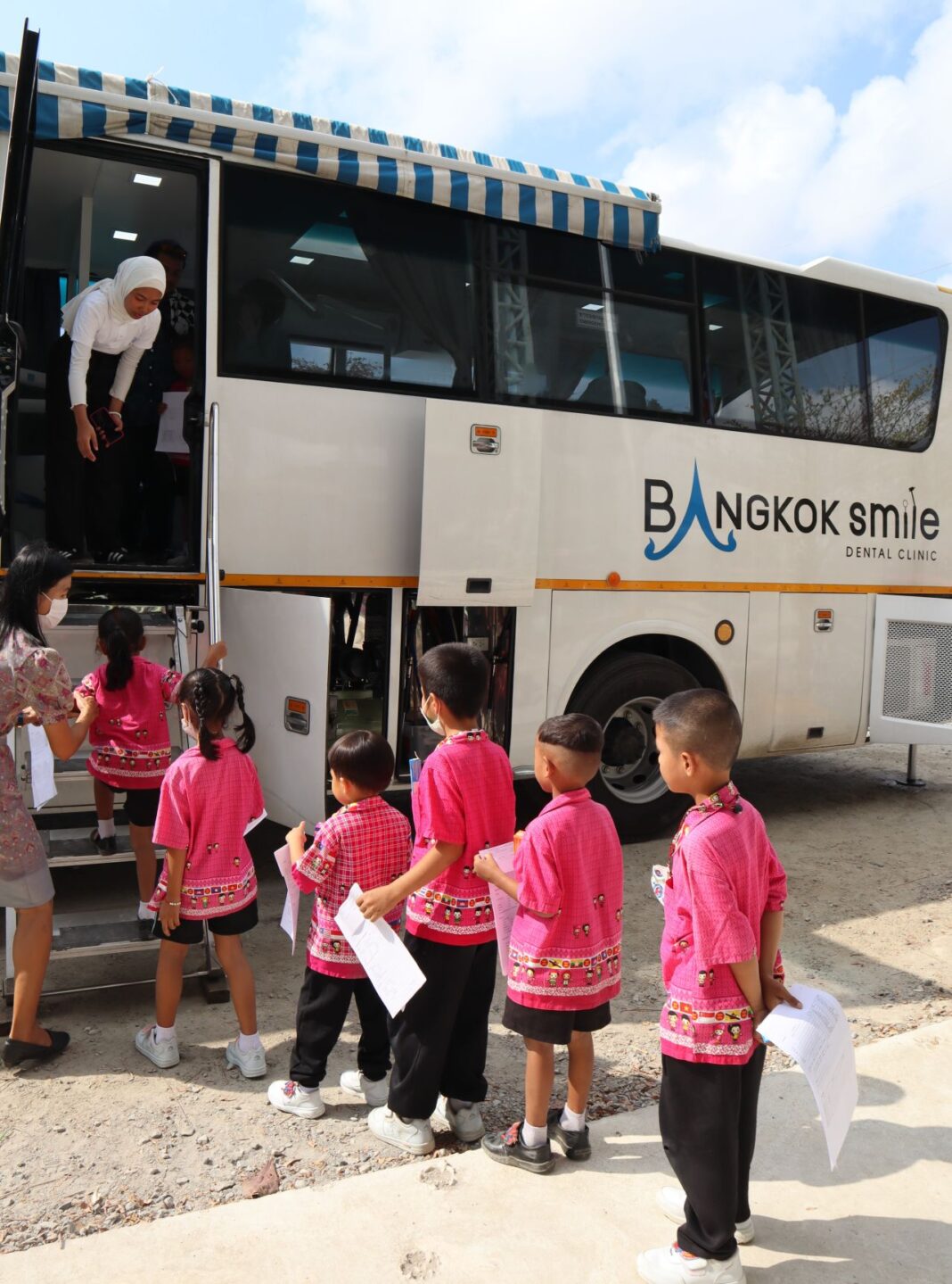 Yusen Logistics (thailand) Organizes Mobile Dental Service - Logistics 