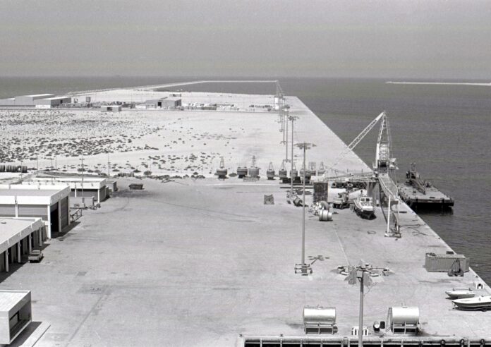 Jebel Ali Port - 1985. Photo credit - Dubai Media Corporation (All Rights Reserved) Jafza 40 Years Empowering Trade China