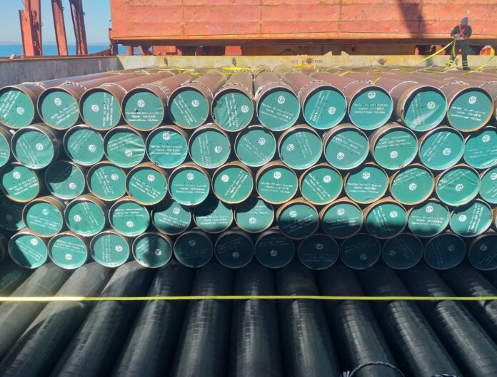 unlashing_an_hooking_of_the_pipes_3 deugro Transpacific Project Shipment 2265 Industrial Pipes China Argentina